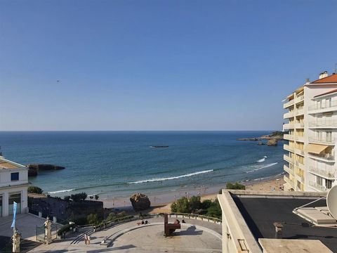 Biarritz center - ocean view Located in the ultra-center of Biarritz, on the 4th and final floor with an elevator, this approximately 150m2 3 bedroom apartment offers splendid panoramic views of the ocean and the city. It features a balcony with ocea...