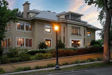 Niezwykła okazja do posiadania jednego z najlepszych luksusowych domów na Mount Curve. Pięknie odnowiony i odrestaurowany, ten historyczny oszałamiacz Prairie School został zaprojektowany przez znanego architekta George'a Mahera i oferuje otwarte, pł...