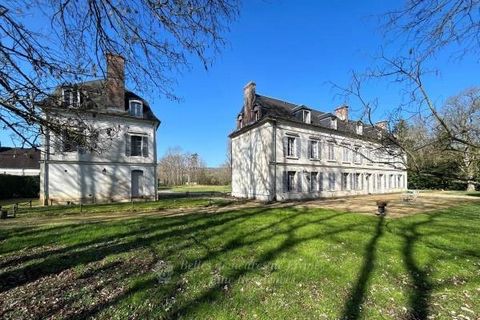 This very peaceful late 18th century chateau was progressively remodelled until the 20th century to comprise today a rectangular main building flanked by two Mansart-style pavilions. Featuring freestone facades, slate-tiled roofs and dormer windows, ...
