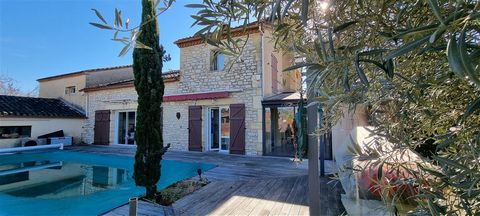 Family house in the town center of Prayssac with swimming pool and apartment on beautiful wooded grounds of more than 1300 m2. The ground floor includes a spacious living room with high ceilings, large bay windows opening onto the wooden terrace and ...