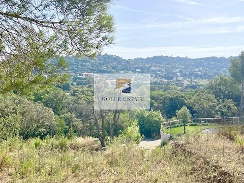 Rare opportunity, in La Croix-Valmer, 800 m walk from the heart of the village, view of the village, the vineyards of the Domaine de la Croix and glimpses of the sea from the 1st floor, in a small intimate subdivision of 3 lots, land sell serviced 10...