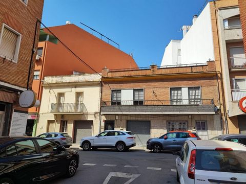 Located in C / Villanueva de los Castillejos, very close to Avenida Federico Molina.~ It currently has 287 m2 built, but has the possibility of building three floors plus attic.~ Ideal for promotion of new construction homes.~ Do not hesitate to cont...