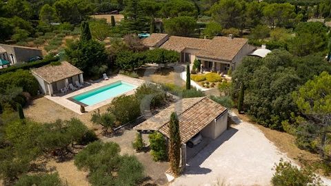 EYGALIERES - LES ALPILLES Only a few meters from the center of the village of Eygalières, Les Alpilles will be facing you in this property comprising a house of 233 m² located on a landscaped park of 3,355 m² with an exceptional setting and view. Thi...