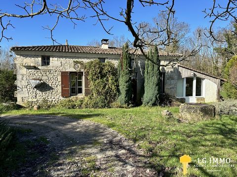 Ludovic GARÉCHÉ vous propose uniquement chez LG IMMO, cette charmante maison d'une surface habitable d'environ 159 m2 de plain-pied au milieu des champs à 4/5 km de Mortagne sur Gironde. Elle se compose d'un séjour de 37,70 m2 avec une cheminée en pi...