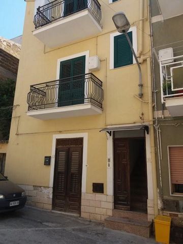 A four storey townhouse of approximately 80 m2 per floor for a total surface area of approximately 250 m2. The house is made up of 6 rooms + accessories. The house is located in the heart of the Historic Center of San Biagio Platani and overlooks two...