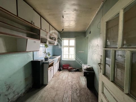 L'agenzia immobiliare 'Imoti Tarnovgrad' vi offre una casa con garage nella città di Tarnovgrad. Gorna Oryahovitsa, kv. Kaltinets, situato in una strada tranquilla. La casa è composta da una cucina, un soggiorno, una camera da letto e un bagno. La pr...