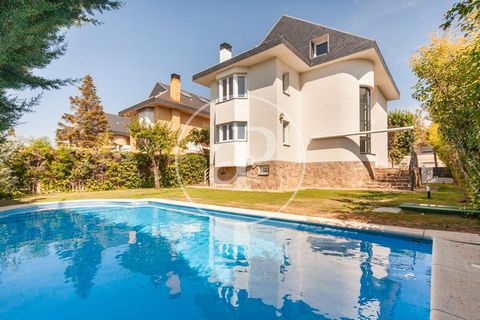 HOUSE WITH GARDEN AND SWIMMING POOL IN POZUELO DE ALARCÓN aProperties presents a detached house totally refurbished in July 2022 with great qualities and design in Pozuelo de Alarcón. The house of 450 m² is located on a plot of 600 m², consists of 4 ...