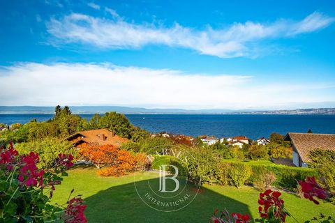EXCLUSIVE RIGHTS - Located on the heights of Évian-les-Bains, this very bright family property was built in 1962. This villa offers a view of Lake Geneva as far as Lausanne. The house offers on the ground floor a master bedroom, a bathroom, a living ...