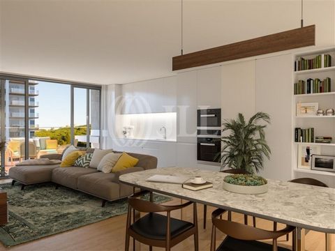 Appartement 3 pièces, neuf, dans le Monview, de 90 m2 de surface de plancher, 2 places de parking, balcon et stockage, à Miraflores, Oeiras. Composé de deux tours imposantes et élégantes réparties sur 13 étages, le Monview propose une variété de 168 ...