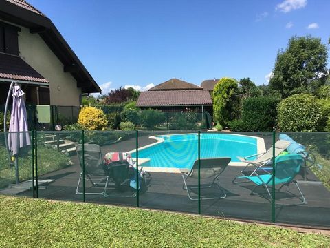 EXCLUSIVELY. NORTH AXIS ANNECY, DETACHED SECTOR, A SEMI-DETACHED VILLA TYPE 4 OF 93M2 OF LIVING SPACE + 37M2 OF USEFUL SPACE, ON 3 LEVELS. FLAT AND ENCLOSED LAND OF 726M2. ENHANCED BY A SWIMMING POOL. ON THE GROUND FLOOR, A LIVING ROOM WITH ACCESS TO...