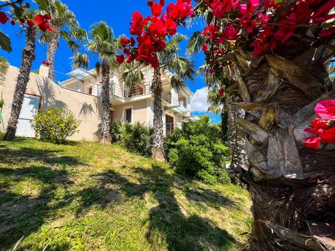 Located in Laganas. Key Facts Property Size: 150 square metres Land Size: 1000 square metres Price: €1,500,000 Key Features Private beach access Beautiful views Gated entrance Storage space Parking for 3 cars This stunning two-storey villa with priva...