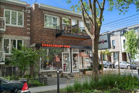 Superb five plex in a sought after area of Rosemont/La Petite-Patrie, includes three residential units (2 are renovated) and two renovated commercial locals, one of them with a basement. Very good income and excellent tenants. Commercial tennants pay...