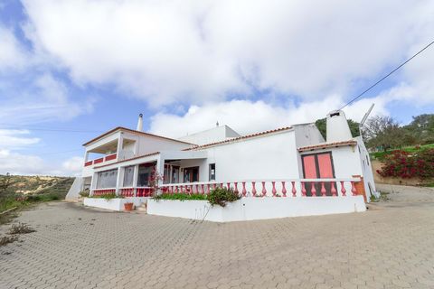 Located in Vila do Bispo. The property is set on a plot of land with 5213m2, in a very pleasant and calm area between the beautiful villages of Burgau and Salema. A few minutes' walk from Rebolos Beach. The villa comprises of: living room and dining ...