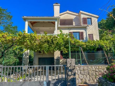 Excellent investissement - maison individuelle à seulement 80 m de la mer à Ika, Riviera d'Opatija - merveilleuses vues sur la mer ! La superficie totale est de 482 m². Le terrain est de 421 m². Nous vous présentons une belle maison située non loin d...
