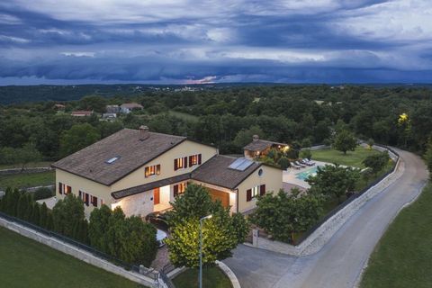 Villa à Sveti Petar u Šumi, au centre de l'Istrie ! La superficie totale est de 239 m². Le terrain est de 1521 m². La maison a une entrée principale et trois entrées aux appartements sont séparées par l'entrée dans le couloir. Au premier étage, nous ...