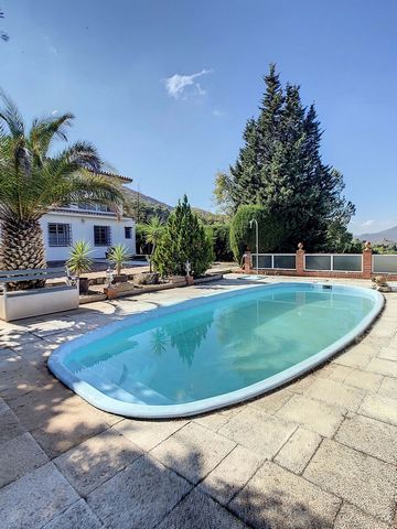 REF.: 0093-01343 Villa Camino de La Reina 3,300 square meters, house with 146 useful meters. On the first floor we find hall, separate kitchen, large living room, room with en-suite bathroom terrace with magnificent views room with toilet glazed room...