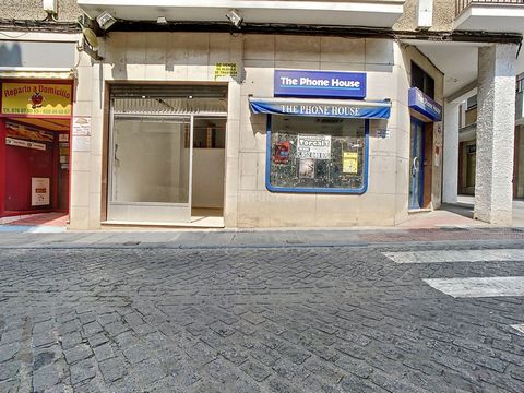 Cozy and central location in the Antequera area, ideal for a small business, notable for its visibility and constant traffic of people. Good price and does not need reform, take advantage of this opportunity in this wonderful city in the heart of And...