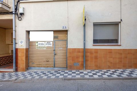 Opportunity to acquire this place at a very good price. We offer you an area of 280 m² at street level, in an area with a large influx of pedestrians and traffic. With all kinds of services and shops in the surroundings. Very well connected also by p...