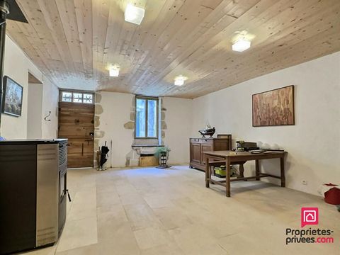 In the heart of La Réole, located in a quiet cul-de-sac and close to all amenities, Nicolas Faisy presents this large town house of 197sqm with roof terrace. On the ground floor of this recently renovated house you will find: 2 living rooms, a fitted...