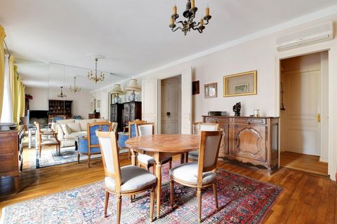 LARGE APARTMENT - Very well located at the foot of the Boucicaut metro station, we offer you in exclusivity a beautiful family apartment of 4 rooms of 86 m2. Located in a magnificent secure luxury building with elevator and caretaker, this property i...