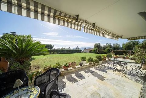 Ideally located in the heart of the Croix des Gardes, in a luxury residence, with swimming pool and tennis court, very beautiful apartment of approximately 137sqm, to renovate, with a south-facing terrace and a large corner garden of approximately 50...