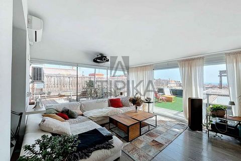 Bright penthouse for sale of 101m2 built, with two terraces (135m2 and 15m2) and swimming pool, in a building with elevator, located in the upper area of Barcelona in the district of Sarrià. The property has been recently renovated and offers multipl...