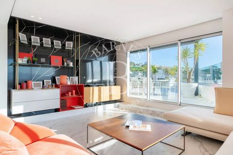 Cannes Montfleury: In a secure residence with swimming pool in condominium 2 steps from the city center, magnificent apartment on the 5th floor of 190 sqm with a terrace of 190 sqm panoramic sea view, exposed South - South/West. Completely renovated,...