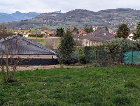 Brié Et Angonnes, a few km from Eybens and Grenoble on the heights at the end of a quiet dead end, 600 m² land currently being developed with a beautiful view of the mountains, on a gentle slope, surrounded by greenery but not isolated because in a s...