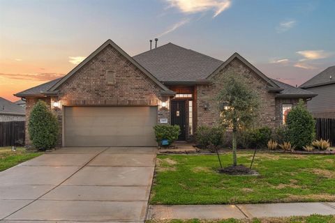 Welcome home to 2407 Madera Landing Lane located in Walnut Creek and zoned to Lamar Consolidated ISD! This lovely Lennar home features 3 bedrooms, 2 full baths and an attached 2-car garage. As you open the front door you are welcomed by the formal di...