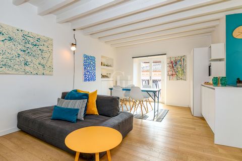 An investment opportunity awaits you in the heart of Salò's historic center! Located inside an ancient building, this three-room apartment embodies the encounter between the charm of the past and the comfort of the present, offering investors a uniqu...