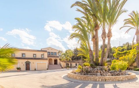   Exceptional property with guest house and paradisiacal garden. This fantastic dream mediterranean-style property is centrally located, just a few minutes' drive from the coast and the centre of Benissa. An oasis of peace and nature that guarantees ...