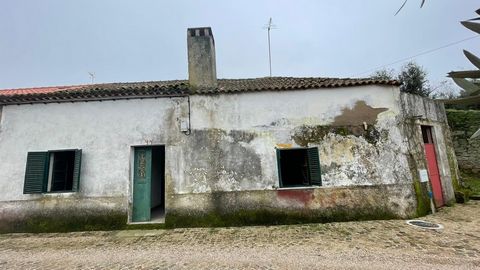 House consisting of ground floor and patio. Located in the village of Escalos de Baixo, it needs a complete refurbishment. With a total land area of 155m2, it has a building area of 46m2. Terrace with unobstructed views, where you can spend your even...