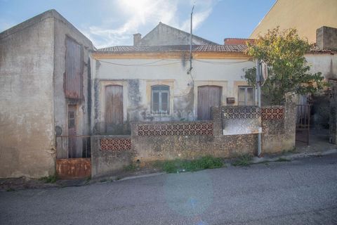 Altes Haus zum Restaurieren, mit unabhängigem Studio, plus einem Schlafzimmer und einer separaten Küche. Garage und Nebengebäude in der Stadt Lares, 7 km von den Stränden von Figueira da Foz entfernt. Das Haus verfügt über eine Eingangshalle, ein Woh...