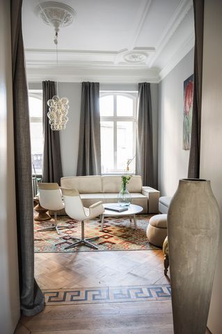 Enjoy a tasty experience in this central accommodation. Up to 4 people + baby can live in the beautiful apartment on Arrenberg. The 3.80 meter high ceilings with magnificent stucco decorations in every room are rounded off by the highest quality parq...