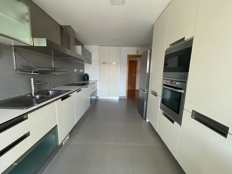 Spectacular T4 apartment (5 Rooms) in Barcarena, Oeiras with 276m2 of gross area and 196m2 of floor space and is located in a quiet and pleasant area of Barcarena, Oeiras with excellent exposure to the sun, very bright due to its doors, close to the ...