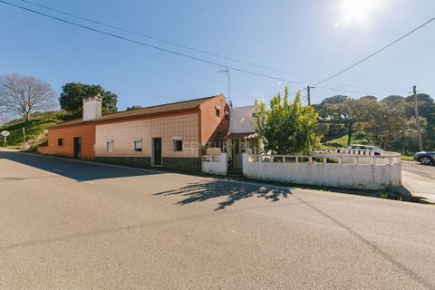 Excellent 3 bedroom villa located in the village of Mora. Located 200m from Igreja Matriz, it is close to all trade, transport and services. Gross area of 107 m2 on a plot with a total area of 238 m2. - Living room; - 3 bedrooms; - Kitchen; - 1 WC - ...
