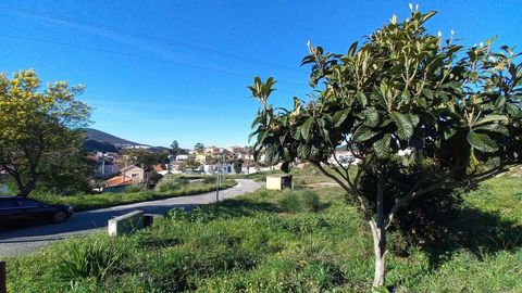 Fantastic urban lot on the corner, for the construction of a detached house, next to the center of Venda do Pinheiro, Mafra. With an excellent sun exposure to the south and unobstructed views. Close to all kinds of trade and services. Just 5 minutes ...