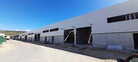 Situé dans une communauté fermée du centre d'affaires d'Arruda dos Vinhos, le nouveau pôle industriel est en pleine croissance. Entrepôt d'une surface utile de 298 m2, réparti comme suit : Étage 0 : 255 m2 ; Mezzanine : 43 m2 ; Caractéristiques princ...