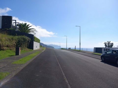 Emplacement Paradisiaque : Ce lotissement situé à Ponta Garça, qui est une charmante paroisse, pour une maison avec des paysages naturels époustouflants et un environnement accueillant. Ici, vous pourrez profiter de la tranquillité que vous souhaitez...