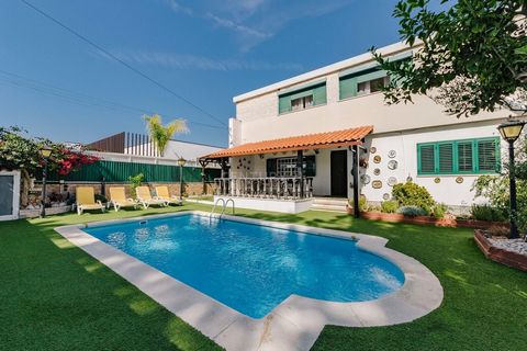 Detached house with swimming pool located in a quiet area, with the privilege of having countryside and beach just 2km away. In its surroundings we find all services, commerce, schools, hospital. Lisbon Airport is 23km away. Consisting of 5 bedrooms,...