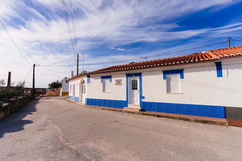 Single storey house in the historic center of the village of Veiros, 15 minutes from Estremoz, and 30 minutes from Badajoz, with an open view of the local dam. House with three independent entrances and consisting of: - Two generously sized bedrooms ...
