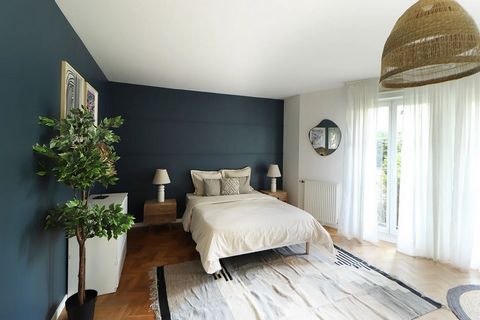Discover this 23 m² masterbedroom in Saint-Denis! With its white walls contrasted with navy blue, it has a deep, soothing feel. Fully furnished, it has a desk, ideal for working, and a relaxation area with two white armchairs: perfect for unwinding a...