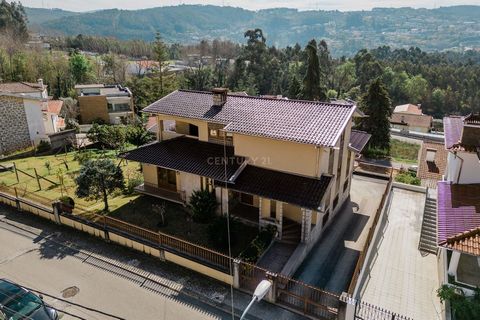 Unique villa with land of 500m2 with an enviable location two minutes from the center of Oliveira De Azeméis. This house is a prodigy of conservation and love. It is in a state of near perfection in every single detail. Three floors and huge areas of...