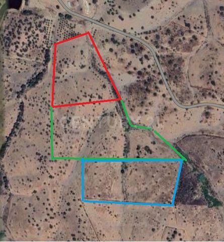 Three rustic plots of land available for sale in Corte do Pinto, with a total of 15 hectares. These lands have excellent access via dirt roads. Located in the heart of Baixo Alentejo and with stunning natural landscapes, this land is perfect for natu...