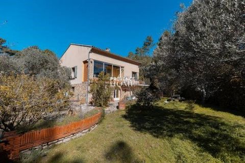 Provence Home, the real estate agency of the Luberon, is offering for sale a house near the picturesque village of Roussillon, in the beautiful landscape of the Luberon in Provence. SURROUNDINGS OF THE PROPERTY : The house is located on the edge of t...