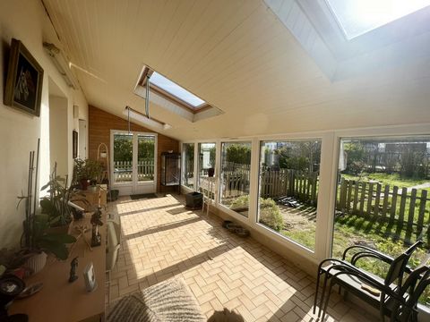 Come and discover this pretty house bathed in light at the entrance of the Crozon peninsula and 2 km from the Aber beach. On the ground floor, you will enter through a veranda that is as bright as it is spacious. The interior space consists of a livi...