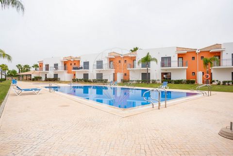 Beschrijving Villa met 2 slaapkamers in privé-condominium met zwembad en parkeerplaats in Pêra, Algarve, Portugal Ontdek uw vakantie in het hart van de Algarve, waar de zon het hele jaar door schijnt! Deze charmante villa met 2 slaapkamers is gelegen...