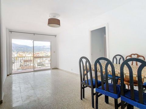 Attention large families and lovers of open views! We have the perfect apartment for you in the charming Juncal area, next to Fuengirola! This spacious 4-bedroom apartment (2 doubles and 2 singles) is the ideal home for those seeking comfort, space, ...
