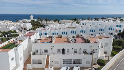 This penthouse with private solarium is situated in the sought-after area of the Mojácar Playa’s Commercial Centre. The property is part of a boutique apartment complex comprising only 10 residences. It has been fully renovated just two years ago and...