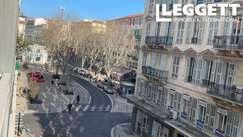 A27823OVI06 - Nice - In the heart of the Carré d'Or, the most sought after area in Nice by its proximity to the Promenade and pedestrian streets with its restaurants and shops. A large 3 bedrooms apartment : an entrance with cupboards, living room op...